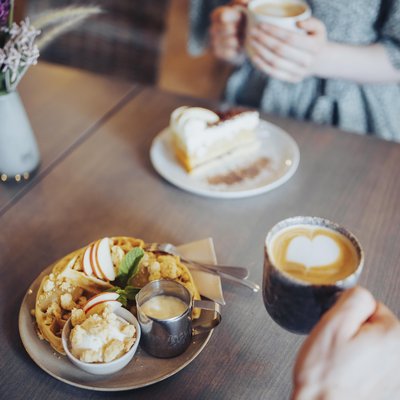 [Translate to English:] Torte und Waffel im Hofcafé