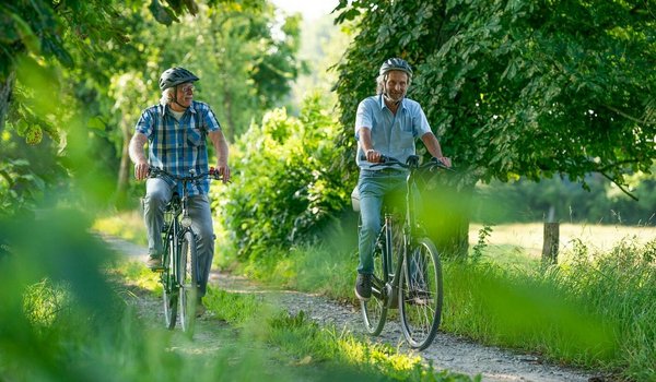 Zwei Männer fahren Fahrrad