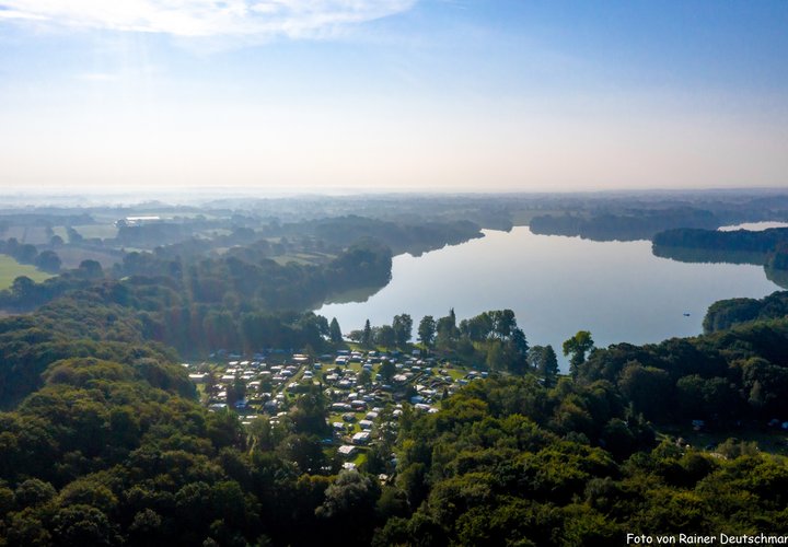 Luftaufnahme des Mözener Sees mit dem Campingplatz Weisser Brunnen in Wittenborn 