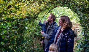 Familie im botanischen Garten